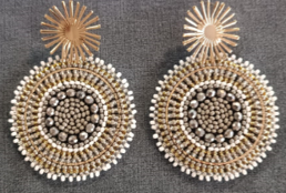 ARETA TEJITA REDONDA BLANCA Y GRIS